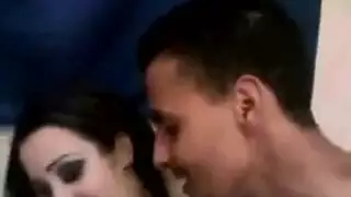 يجامعها عله الفراش بقرب زوجها