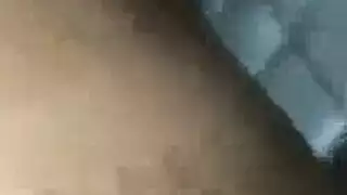 زوجة لاتينية تصرخ في نشوة بينما يمارس زوجها معها جنسًا عنيفًا وقاسيًا