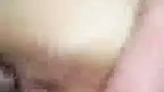 مصورون سريون يلتقطون صورًا لفرجها المبلول