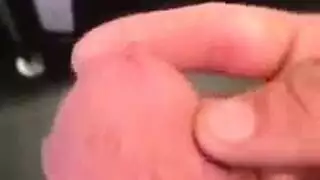 عاهرة غافلة تُمارس الجنس مع وجهها وهي تختنق بقضيب آخر