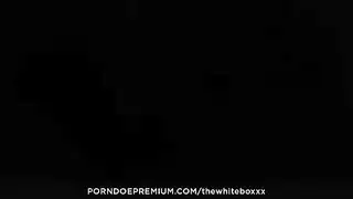 فيديو إكس إكس إكس: تمد يدها لتشعر بدفعاته