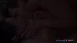 جلسة تدليك إكس إكس إكس تتحول إلى جماع