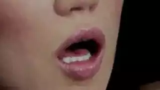 عرض عاري في السرير مع دسار يحفز هزات الرجال الفورية