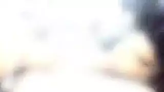 امرأة شابة جميلة ذات أثداء مستديرة تأخذ عدة أعضاء ذكرية