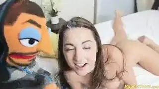 قذف مني كبير يغطي وجهها الجميل