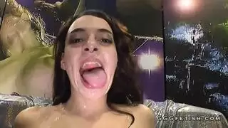 مترجم في غرفة الفندق