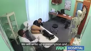 مراهقة عارية تستحم بدش سميك من السائل المنوي