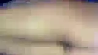 النجمة الإباحية إسبيرانزا تمص بعمق وتنكح بقوة بواسطة آلات جنس