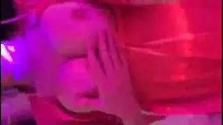 عربية تستعرض جسدها