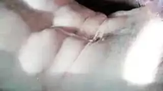 مراهقة هواة تتأمل قضيب إباحي سمين غير مختون لرجل كمال أجسام