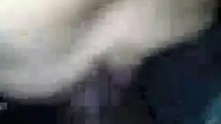 مراهقة سمراء تُمارس الجنس بعمق في مشهد إباحي