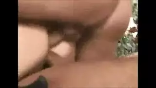 خجولة في بركت السباحة