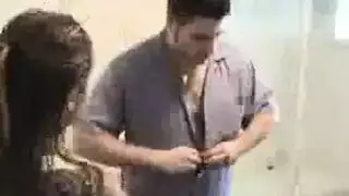 غالبًا ما تدخل وكيل العقارات السيء إلى الطابق السفلي ويخرج منه أثناء وجود عملائها هناك