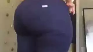 فتاة حمراء الشعر تثير بكسها الحليق في مشهد جنسي صارخ مضحك