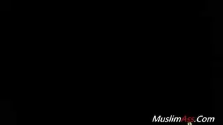 فتاة تركية ممتلئة تأخذ قضيبًا صلبًا بين ثدييها الكبيرين