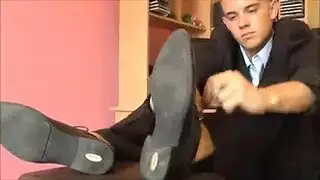 الصبي الفحل يجبر زوجة ابيه تستسلم لزبه