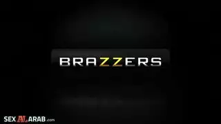 ابن يلعب مع ام مصارعة وبينك