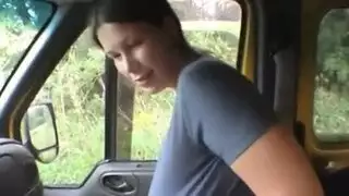 تكشف له ثدييها الكبيرين و تمحنه حتى يخرج عليهما اسخن شهوة