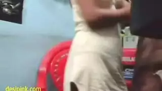 سكس منزلي هندي إكس إكس إكس: الجار يتحسس ويمص الثدي وينيك الكس الضيق بخشونة