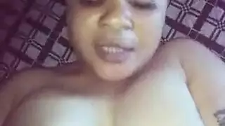 عاشق أسود يضرب مؤخرة سمينة كبيرة في جماع ثلاثي حار