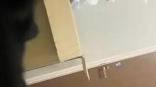 تتسلل الى شقته و ينيكها