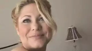 شقراء ساخنة ذات أثداء كبيرة تخلع ملابسها وتستمني بقوة بقضيب اصطناعي