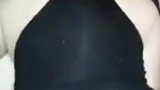 بيلحس طيز اختو ورا الباب