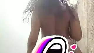 شعر مصبوغ على ركبتيها في أعلى الصفحة