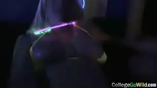 حصان ينيك مراهقة بقسوة في إباحية حظيرة