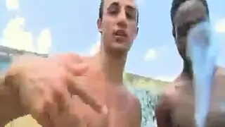 العاهرة المسنة تأخذ عدة أعضاء ذكرية