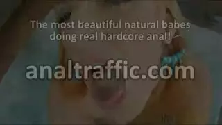 عاهرة صغيرة تتعرى وتركب قضيب حمار