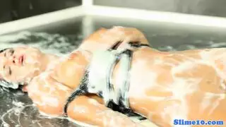 زب صناعي يقذف في كس بنت وهي هائجة
