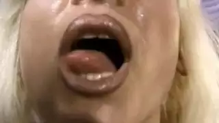 مخفي من الحمام