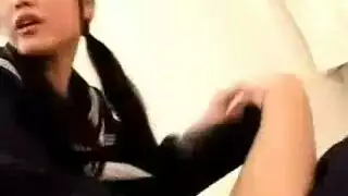 المتطفل على الشاطئ العام يصورها وهي تدخل أصابعها في فتحتها الضيقة الرطبة