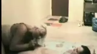 فيلم سري لصفع ربة المنزل يتم تصويره أثناء عمل الزوج