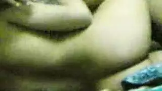 شاب يمطص زباهو ويشرب احليب