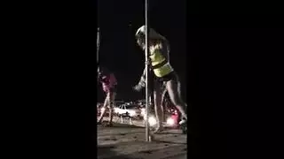 إباحية سحاقية: تحفيز البظر بالهزاز والوصول للنشوة