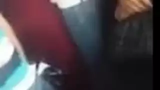 حسرى النياكه وصلت الاتوبيس الواد عمال يدقر فى اليت ولا هامه حاجه