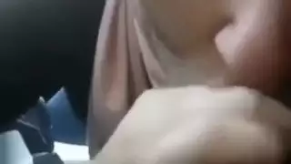زوجة محجبة ترضع الزب في السيارة