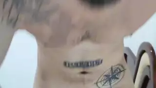 جلسة الاستمناء قبل الاستحمام مع ديك وردي لذيذ
