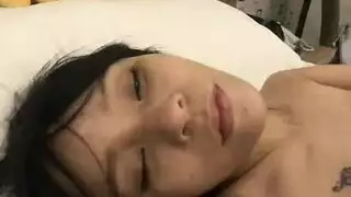 فتاة آسيوية جميلة تحفز بوسها مع لعبة الجنس لأنها تحتاج إلى النشوة الجنسية