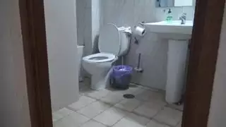 زوجة مسلمة غير مخلصة تغش مع زملائها الديك الأسود الكبير