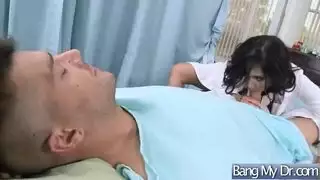 ممارسة الجنس على سرير المستشفى مع الطبيب الجميل