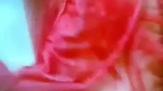 مفيش امتع من الاحمر الشفاف على جسم اللبوه اللى بتهيج جوزها المسافر بعرض نيك