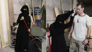 جولة من الغنائم يتم ملاحظة أرضية مسلمة كاسحة من قبل جندي أمريكي قرنية
