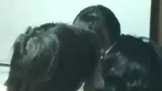 تقوم الفتيات الغريبين بالتقبيل أثناء الركوع أمام الرجل للحصول على الحليب الدافئ