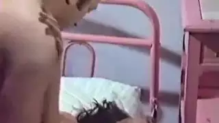 زوجة قرنية في ثوب الليل الوردي مارس الجنس