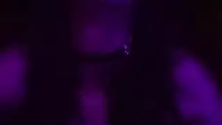 مربوطة في غرفة الظلام مع هزاز ليل