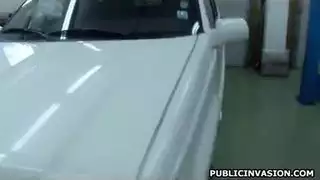 يتم توسيع كس هذه الفتاة الصغيرة بواسطة هذا الديك الكبير