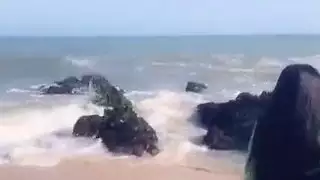 غانا موديل يهز الحمار على الشاطئ